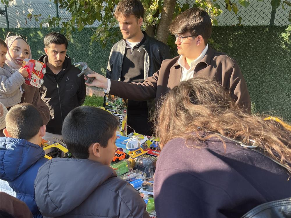 Yalova Üniversitesi SBKY Kulübü’nden “Oyuncağını Kap Gel” Kampanyasıyla Anlamlı Bir Ziyaret