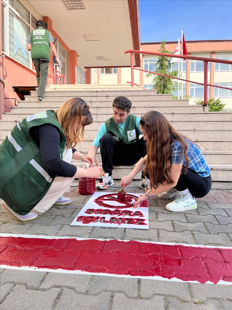Yalova Üniversitesi Genç Yeşilay Kulübü Gönüllüleri Tarafından "Dumansız Kampüs" Proje